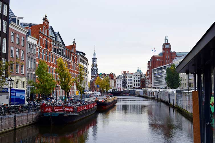 Amsterdam-foot-canal