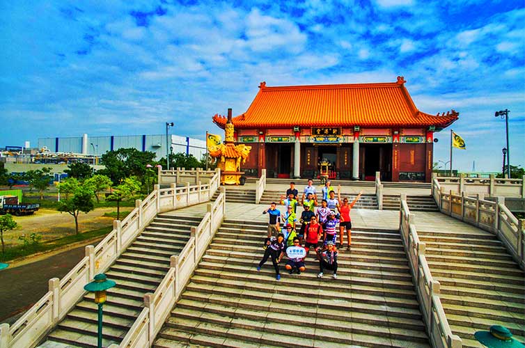 temple-cyclists-Taiwan