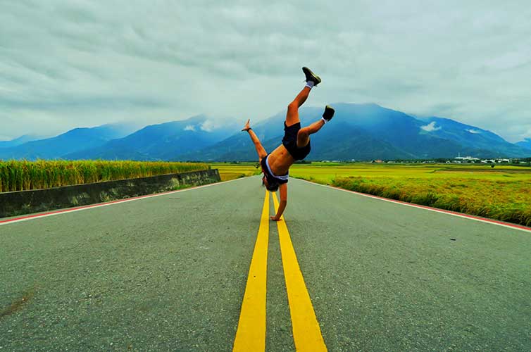 Taiwan-road-mountain-handstand-cyclist