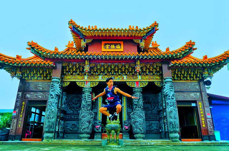 Taiwan-temple-jumping