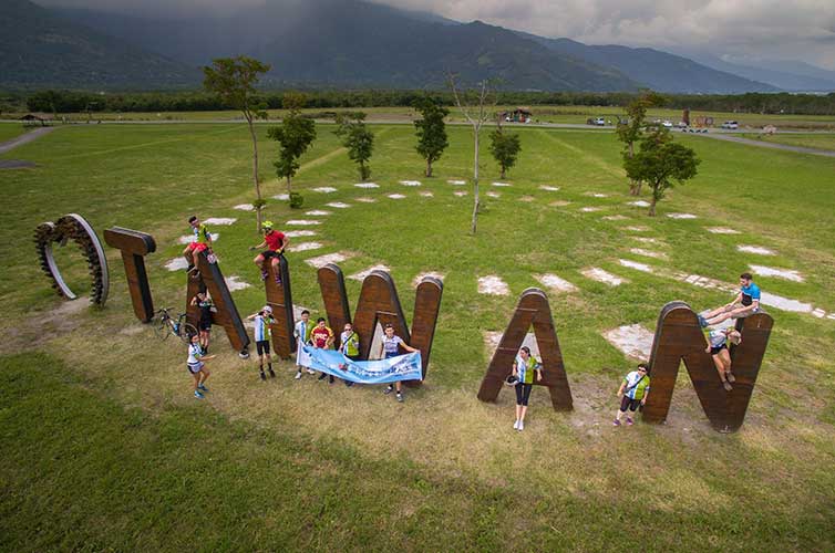 Taiwan-sign-wooden-cyclists