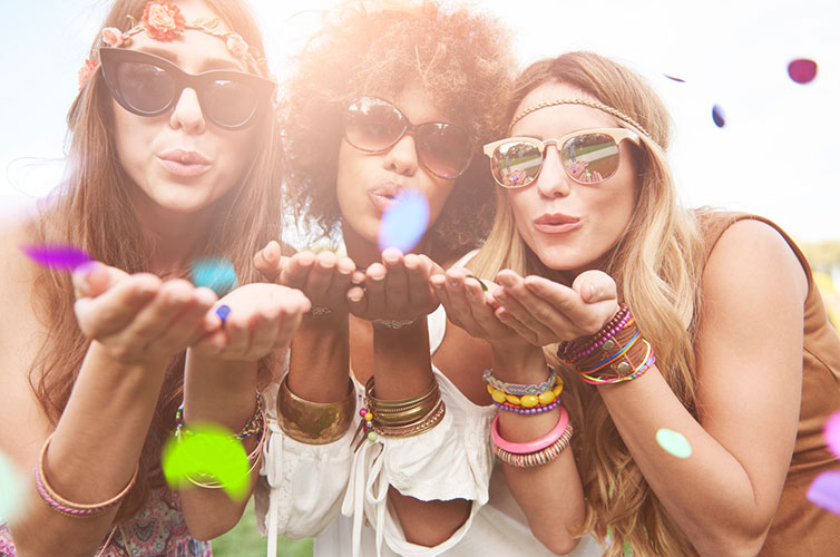 music-festivals-girls-confetti