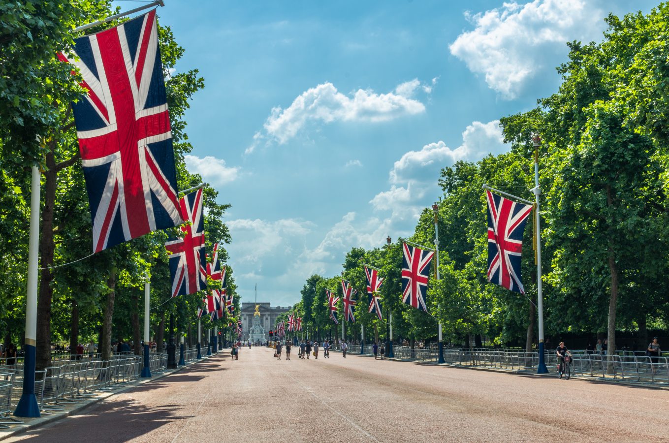 Tourists on The Mall heading towards Buckingham Palace, London, UK